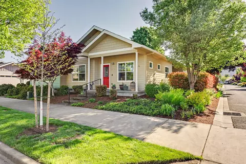 1099 N Haskell St, Central Point, OR 97502