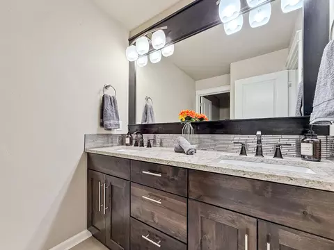 Bath - 61072 Manhae Loop, Bend, OR 97702 photo 4 of 6