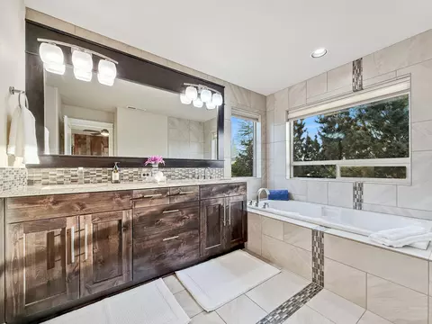 Bath - 61072 Manhae Loop, Bend, OR 97702 photo 2 of 6