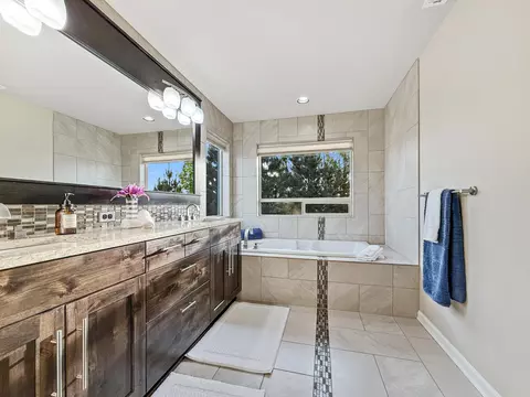 Bath - 61072 Manhae Loop, Bend, OR 97702 photo 3 of 6