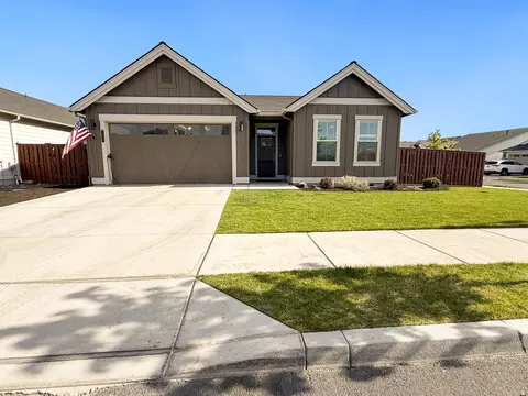 1056 NE Henry Dr, Prineville, OR 97754