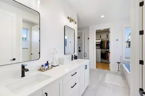 Bath - 61311 Mcroberts Ln, Bend, OR 97702 photo 2 of 5