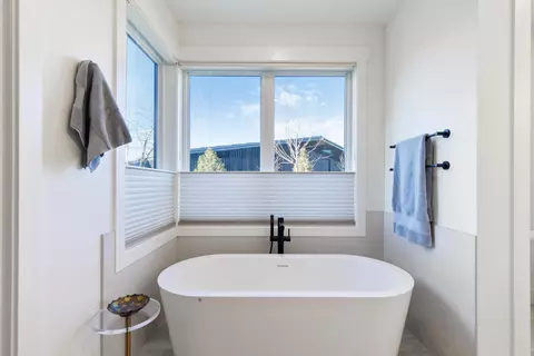 Bath - 61311 Mcroberts Ln, Bend, OR 97702 photo 4 of 5