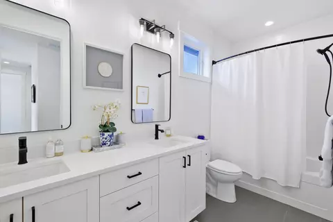 Bath - 61311 Mcroberts Ln, Bend, OR 97702 photo 5 of 5