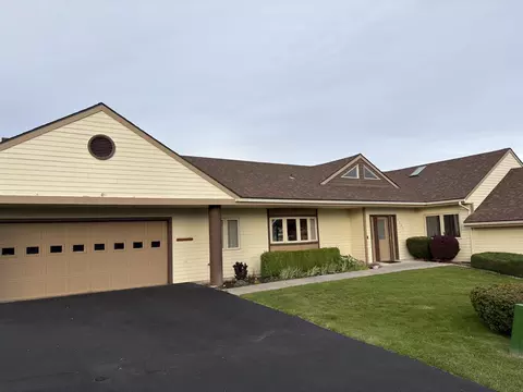 9227 St Andrews Cir, Klamath Falls, OR 97603