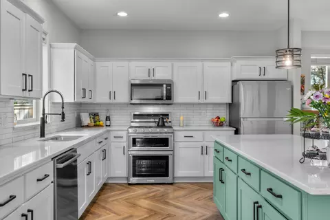 Kitchen - 19824 Copernicus Ave, Bend, OR 97702 photo 3 of 3