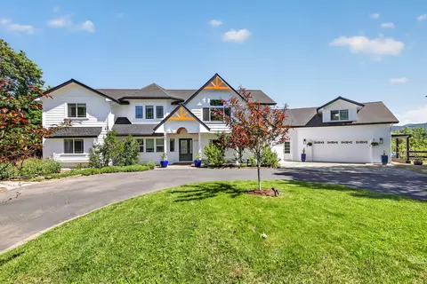 670 Old Stage Rd, Central Point, OR 97502