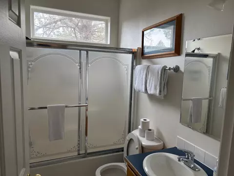 Bath - 476 Nutcracker Dr, Redmond, OR 97756 photo 3 of 3