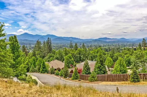 166 NW Native Run Loop, Grants Pass, OR 97526 photo 2