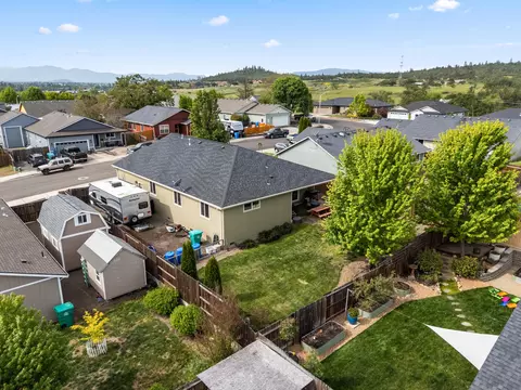 View/Area - 944 Stonewater Dr, Eagle Point, OR 97524 photo 14 of 15