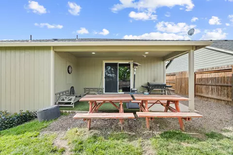 Exterior - 944 Stonewater Dr, Eagle Point, OR 97524 photo 5 of 12