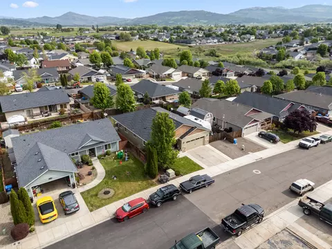 View/Area - 944 Stonewater Dr, Eagle Point, OR 97524 photo 11 of 15