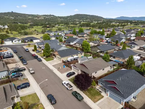 View/Area - 944 Stonewater Dr, Eagle Point, OR 97524 photo 9 of 15