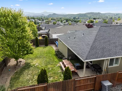 Exterior - 944 Stonewater Dr, Eagle Point, OR 97524 photo 8 of 12