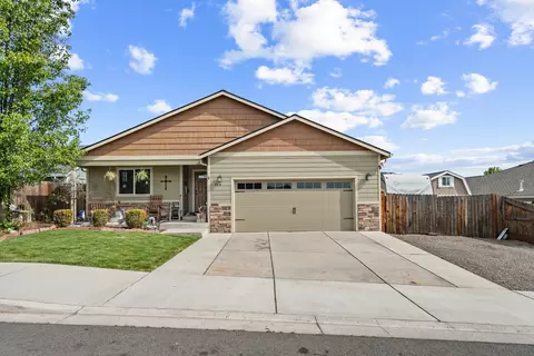 Exterior - 944 Stonewater Dr, Eagle Point, OR 97524 photo 9 of 12