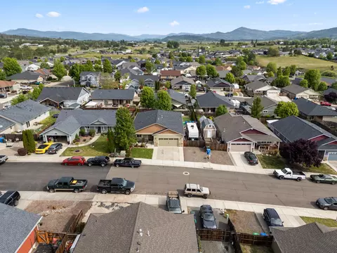 View/Area - 944 Stonewater Dr, Eagle Point, OR 97524 photo 10 of 15