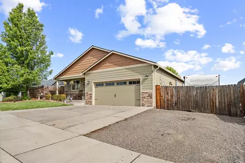 Exterior - 944 Stonewater Dr, Eagle Point, OR 97524 photo 10 of 12