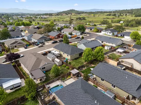 View/Area - 944 Stonewater Dr, Eagle Point, OR 97524 photo 13 of 15