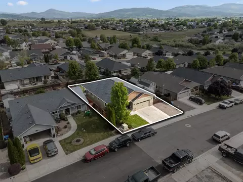 View/Area - 944 Stonewater Dr, Eagle Point, OR 97524 photo 2 of 15