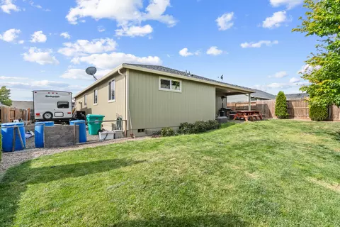 Exterior - 944 Stonewater Dr, Eagle Point, OR 97524 photo 4 of 12
