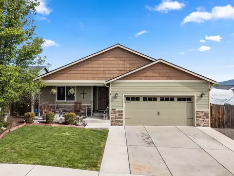 Exterior - 944 Stonewater Dr, Eagle Point, OR 97524 photo 7 of 12
