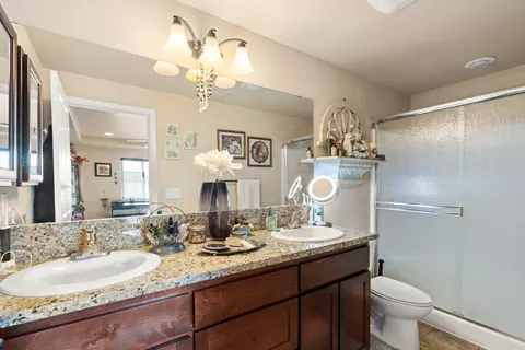 Bath - 944 Stonewater Dr, Eagle Point, OR 97524 photo 1 of 2