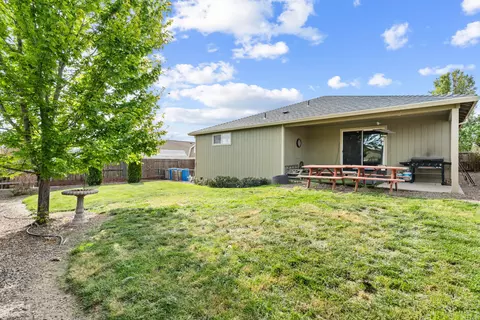 Exterior - 944 Stonewater Dr, Eagle Point, OR 97524 photo 6 of 12