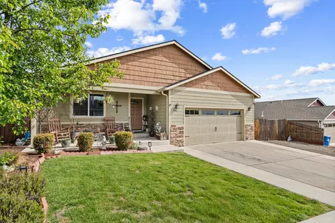 Exterior - 944 Stonewater Dr, Eagle Point, OR 97524 photo 2 of 12