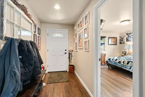 Entry Way - 944 Stonewater Dr, Eagle Point, OR 97524 photo 1 of 2