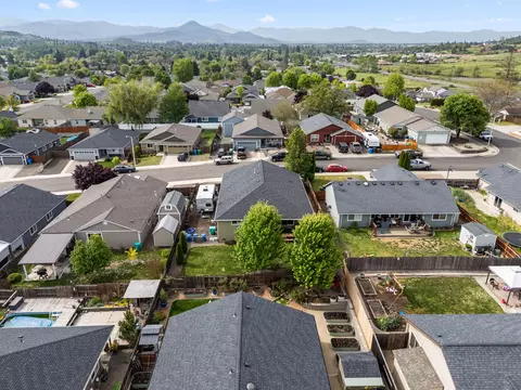 View/Area - 944 Stonewater Dr, Eagle Point, OR 97524 photo 12 of 15