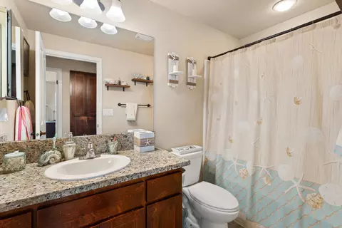 Bath - 944 Stonewater Dr, Eagle Point, OR 97524 photo 2 of 2