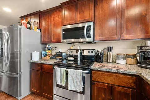 Kitchen - 944 Stonewater Dr, Eagle Point, OR 97524 photo 2 of 3