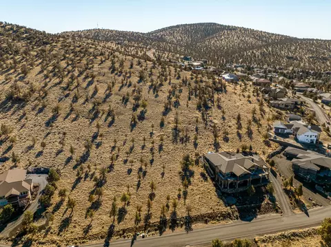 904 Highland View Loop, Redmond, OR 97756