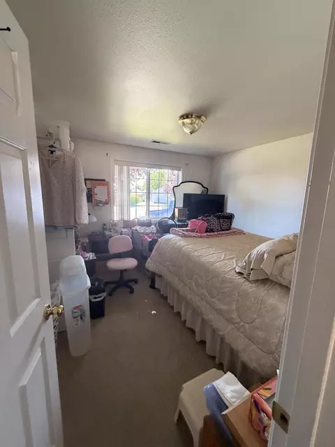 Bedroom - 17 Blue Heron Ct, Eagle Point, OR 97524 photo 2 of 4