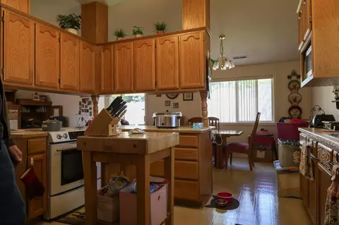 Kitchen - 17 Blue Heron Ct, Eagle Point, OR 97524 photo 1 of 2