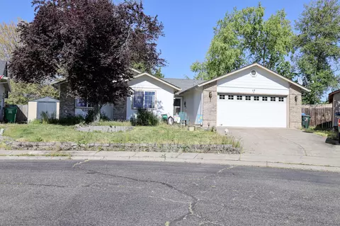 17 Blue Heron Ct, Eagle Point, OR 97524