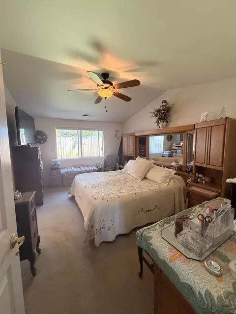Bedroom - 17 Blue Heron Ct, Eagle Point, OR 97524 photo 3 of 4