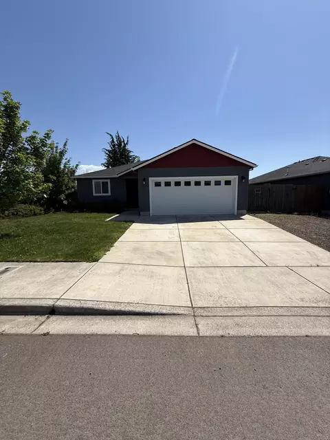 3852 Valley Meadows Dr, White City, OR 97503