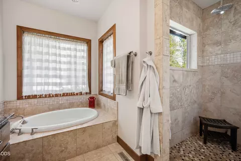 Bath - 56328 Fireglass Loop, Bend, OR 97707 photo 3 of 6