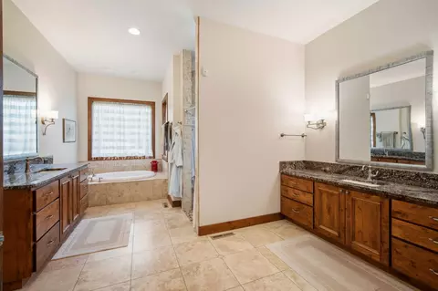 Bath - 56328 Fireglass Loop #175, Bend, OR 97707 photo 2 of 6