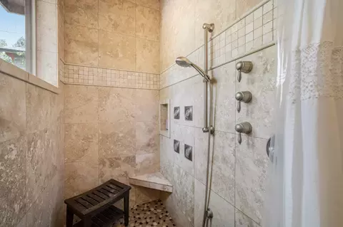 Bath - 56328 Fireglass Loop #175, Bend, OR 97707 photo 4 of 6