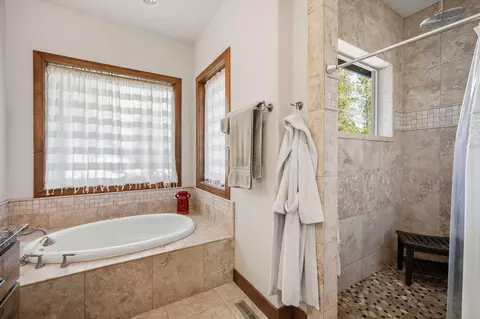 Bath - 56328 Fireglass Loop #175, Bend, OR 97707 photo 3 of 6