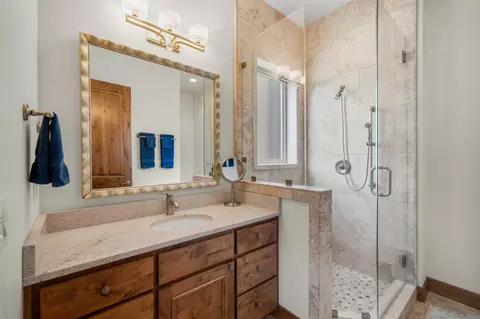 Bath - 56328 Fireglass Loop #175, Bend, OR 97707 photo 5 of 6