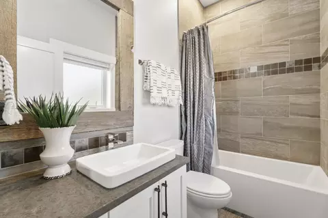 Bath - 628 Highland Meadow Loop, Redmond, OR 97756 photo 1 of 9