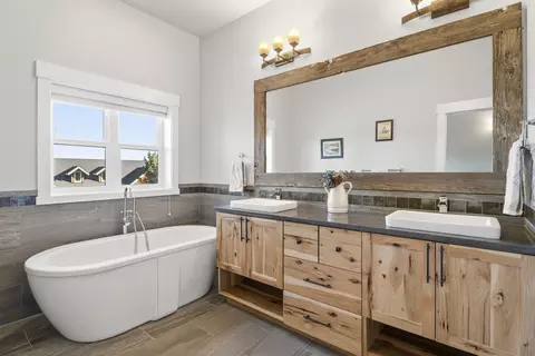 Bath - 628 Highland Meadow Loop, Redmond, OR 97756 photo 6 of 9