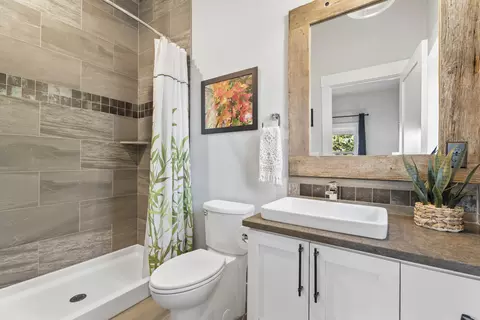 Bath - 628 Highland Meadow Loop, Redmond, OR 97756 photo 2 of 9