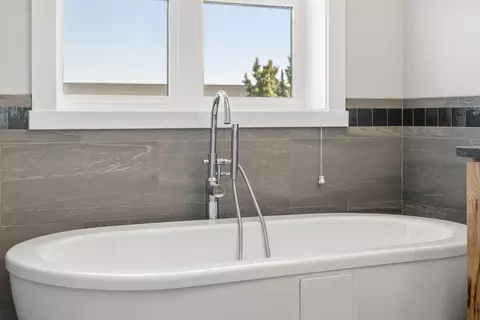 Bath - 628 Highland Meadow Loop, Redmond, OR 97756 photo 8 of 9