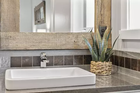 Bath - 628 Highland Meadow Loop, Redmond, OR 97756 photo 3 of 9