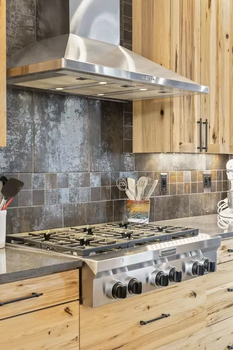 Kitchen - 628 Highland Meadow Loop, Redmond, OR 97756 photo 5 of 9