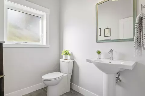 Bath - 628 Highland Meadow Loop, Redmond, OR 97756 photo 5 of 9